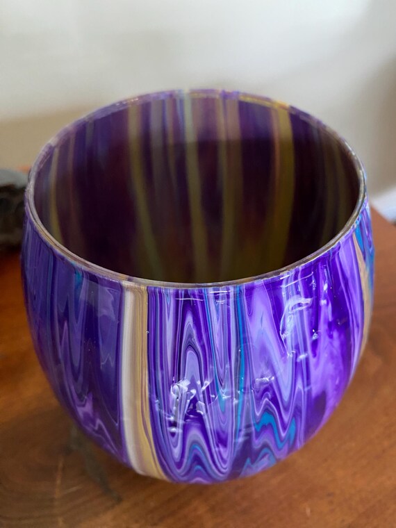 7インチの深い青と紫の芸術的に装飾された花瓶（シルクフラワー付き