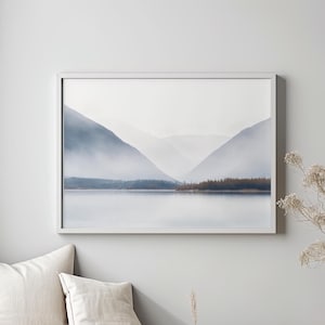 Arte mural digital descargable de fiordo brumoso escandinavo, póster de paisaje neutro, arte imprimible japonés, decoración de naturaleza nórdica