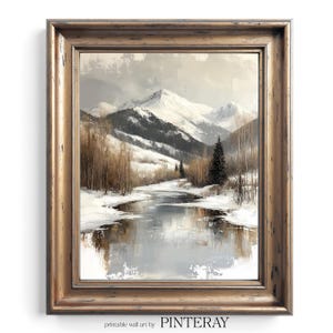 Könnte beinhalten: Gerahmtes Landschaftsgemälde, das eine schneebedeckte Berglandschaft mit einem Fluss darstellt. Das Kunstwerk weist eine gedämpfte Farbpalette aus Weiß, Grau und Braun auf. Der Rahmen hat eine goldfarbene Oberfläche. Das Gemälde ist mit "printable wall art by PINTERAY" beschriftet.