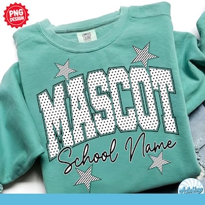 Könnte beinhalten: Ein mintgrünes Sweatshirt mit Rundhalsausschnitt, das das Wort MASCOT in großen weißen Blockbuchstaben mit schwarzen Punkten zeigt. Darunter steht der Text School Name in schwarzer Schreibschrift. Vier Sterne mit schwarz-weißen Streifen umgeben den Text.