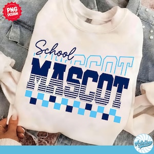 Può includere: Una felpa bianca a girocollo con la scritta School in corsivo blu scuro sopra la parola MASCOT in grandi lettere stampatello blu scuro. Le lettere di MASCOT presentano strisce orizzontali e un motivo a scacchi alla base.