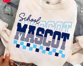 Könnte beinhalten: Ein weißes Sweatshirt mit Rundhalsausschnitt, das das Wort School in dunkelblauer Schreibschrift über dem Wort MASCOT in großen, fetten, dunkelblauen Blockbuchstaben zeigt. Die Buchstaben von MASCOT enthalten horizontale Streifen und ein Karomuster.