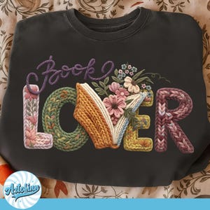 Bokälskare, virkad garnkonst, png, blommig boklig stickad skjorta png, retro blommig bok sublimering, söt vårkaffeläsning png