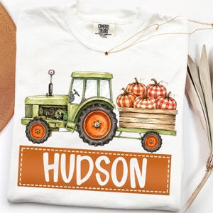 Camiseta Comfort Colors® con parche de nombre para niño y tractor de otoño, camiseta infantil, camiseta con tractor y calabaza, camiseta de calabaza acuarela, camiseta de otoño
