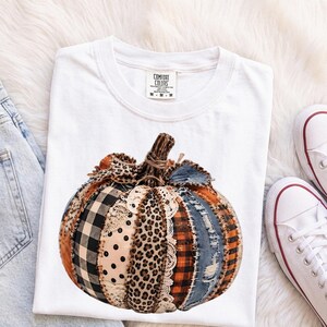 Comfort Colors® Patchwork Pumpa T-shirt, Leopardfärgad höstskjorta, Höstspets pumpa, Halloweenskjorta med fuskbroderi, Höstspets pumpaskjorta