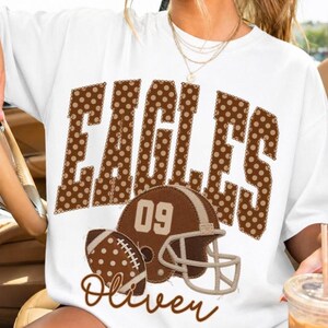 Camiseta Comfort Colors® personalizada con mascota de fútbol americano, diseño de patchwork de lunares, ideal para el día del partido, para mamás aficionadas al fútbol americano o para personalizar con nombre y número.