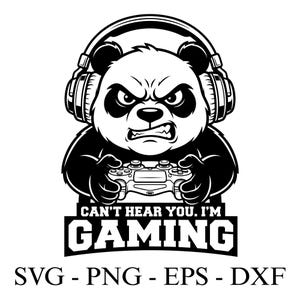 Könnte beinhalten: Schwarz-weiße Illustration eines wütenden Pandas mit Kopfhörern und einem Gamecontroller. Unter dem Panda steht der Text "CAN'T HEAR YOU. I'M GAMING". Das Bild enthält auch den Text "SVG - PNG - EPS - DXF".
