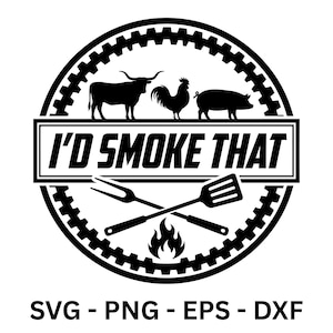 Könnte beinhalten: Schwarz-weiße Grafik mit einem Stier, einem Hahn und einem Schwein über dem Text "I'D SMOKE THAT". Gekreuzte Grillwerkzeuge und Flammen befinden sich unter dem Text, mit einem zahnradartigen Rand. Der untere Text lautet "SVG - PNG - EPS - DXF".