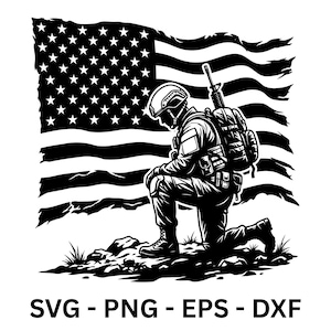 Könnte beinhalten: Schwarz-Weiß-Illustration eines knienden Soldaten vor einer wehenden amerikanischen Flagge. Der Soldat trägt Helm, Uniform und Rucksack mit Gewehr. Der Text "SVG - PNG - EPS - DXF" ist ebenfalls enthalten.