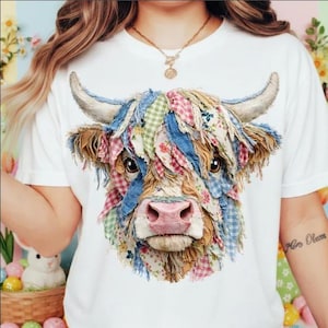 Könnte beinhalten: Ein weißes T-Shirt mit kurzen Ärmeln und einem zentralen Grafikdruck eines Highland-Rinderkopfes. Das Rind ist im Collage-Stil dargestellt, wobei sein Fell aus verschiedenen Stoffmustern wie blauem Denim, rosa Vichy-Karo und Blumenmustern besteht.