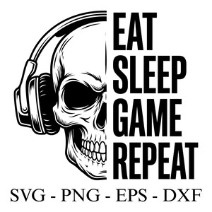 Könnte beinhalten: Schwarz-weiße Grafik eines Schädels mit Kopfhörern. Der Text "EAT SLEEP GAME REPEAT" ist auf der rechten Seite des Schädels aufgedruckt. Unter dem Text stehen die Buchstaben "SVG - PNG - EPS - DXX".