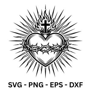 Op de afbeelding: Zwart-wit illustratie van een Heilig Hart ontwerp. Het hart is omcirkeld door een doornenkroon en bekroond met een kruis en vlammen. Lichtstralen stralen uit achter het hart. De tekst "SVG - PNG - EPS - DXF" staat onderaan.