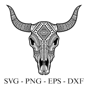 Könnte beinhalten: Schwarz-weiße Illustration eines Bullenschädels mit aufwendigen geometrischen Mustern. Der Schädel hat lange, gebogene Hörner und detaillierte Stammesdesigns. Der Text "SVG - PNG - EPS - DXF" ist enthalten.