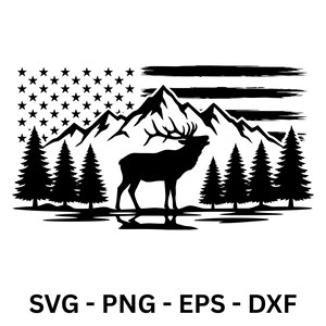 Könnte beinhalten: Schwarz-weiß Grafikdesign mit einer Silhouette eines Hirsches mit großem Geweih, vor einer Kulisse aus Bergen, Kiefern und einem Design, das an die amerikanische Flagge erinnert. Der Text "SVG - PNG - EPS - DXF" befindet sich unten.