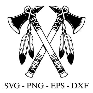 Könnte beinhalten: Schwarz-weiße Illustration von zwei gekreuzten Tomahawks. Jeder Tomahawk hat einen schwarzen Axtkopf, einen weißen Griff mit Kreuzmuster und zwei Federn. Der Text "SVG - PNG - EPS - DXF" steht darunter.
