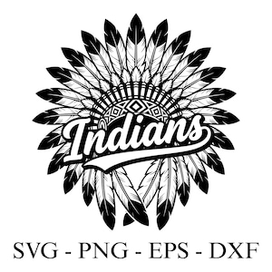 Könnte beinhalten: Schwarz-weiße Grafik eines indianischen Kopfschmucks mit dem Wort "Indians" in einer stilisierten Schriftart. Der Kopfschmuck besteht aus Federn und geometrischen Mustern. Unter dem Bild steht "SVG - PNG - EPS - DXF".