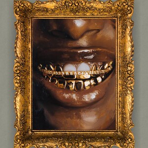 Puede incluir: Pintura enmarcada de una boca sonriente con dientes de oro y un marco dorado. La pintura muestra un primer plano de la boca de una persona con dientes de oro y dientes blancos. El marco es ornamentado y dorado.