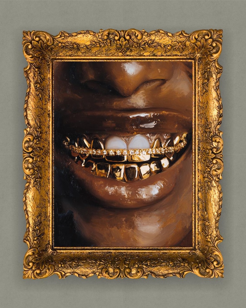 Puede incluir: Pintura enmarcada de una boca sonriente con dientes de oro y un marco dorado. La pintura muestra un primer plano de la boca de una persona con dientes de oro y dientes blancos. El marco es ornamentado y dorado.