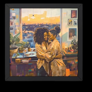 Puede incluir: Una impresión artística enmarcada representa a dos mujeres abrazándose, ambientada en un paisaje urbano al atardecer. La obra de arte presenta un tocadiscos, plantas y fotos enmarcadas, creando una escena acogedora e íntima. La paleta de colores incluye naranjas, marrones y azules cálidos.