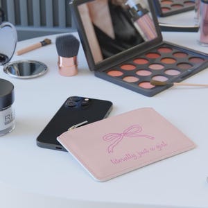 Süße rosa Mini-Clutch-Tasche, 'Buchstäblich nur ein Mädchen', ideal für den täglichen Gebrauch, Geschenk für sie, Girl Boss Accessoire, feminine Geldbörse