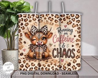 Gobelet isotherme « Running on Caffeine and Chaos » (PNG), adorable vache des Highlands, format 590 ml, impression par sublimation, vache avec café, téléchargement numérique sans raccord