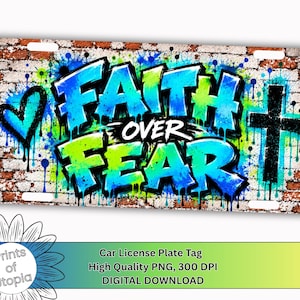 Op de afbeelding: Een rechthoekige kentekenplaat met een bakstenen muur als achtergrond en graffiti-stijl tekst die FAITH OVER FEAR leest in heldere blauwe en groene gradiënten. Een zwart hart en een zwart kruis bevinden zich aan de linker- en rechterkant.