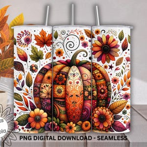 Op de afbeelding: Drie witte roestvrijstalen bekers met een herfstthema. Elke beker heeft een kleurrijke pompoen, bloemen en bladeren. De bekers hebben een rietje en de tekst "PNG DIGITAL DOWNLOAD - SEAMLESS".