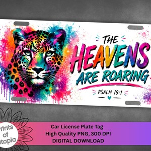 Può includere: Una targa rettangolare per auto con una testa di leopardo ad acquerello dai colori vivaci sulla sinistra. Il testo recita THE HEAVENS ARE ROARING e PSALM 19:1 in lettere colorate e audaci su uno sfondo bianco con schizzi di vernice.