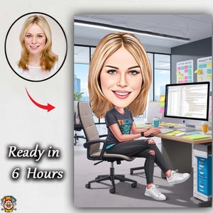 Karikatuur vrouwelijke softwareontwikkelaar – aangepast cartoonportret van vrouwelijke programmeur aan bureau met code – perfect cadeau voor techneuten en kabeljauwen