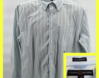 Camisa vintage Tommy Hilfiger de los años 80, de tela de 2 capas, talla L, con logo de escudo a rayas y canesú trasero.