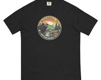 以下が含まれることがあります： 黒いTシャツ。円形のグラフィックには、クマ、滝、山の風景が描かれています。グラフィックには、ヴィンテージスタイルの「Blackwell, PA」と「Established 1810」の文字が含まれています。このシャツは柔らかく快適な素材で作られています。