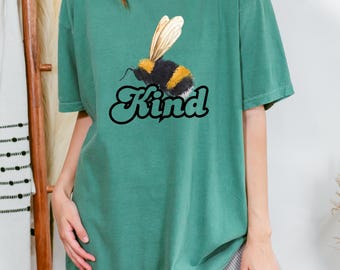 Bee Kind Tシャツ：心地よい色合いのコットン、優しさをインスピレーションにしたグラフィックTシャツ