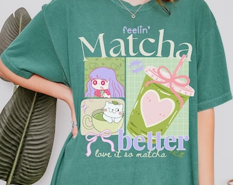 Camiseta de manga corta "Feelin' Matcha Better" con colores cómodos, ideal como regalo para amantes del té verde y el café con leche.