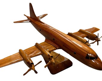 Könnte beinhalten: Handgefertigtes Holzflugzeugmodell mit glänzender Oberfläche. Das Modell verfügt über vier Propeller, Flügel und ein Heck, alles aus warmtonigem Holz. Das Flugzeug ist eine detaillierte Nachbildung, die die Handwerkskunst des Modells zeigt.