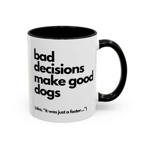 Peut inclure: Mug en céramique blanche avec intérieur et anse noirs. Le mug affiche le texte "bad decisions make good dogs" en noir, avec la phrase "(aka, "it was just a foster...")" en dessous. Un cadeau amusant pour les amoureux des chiens.