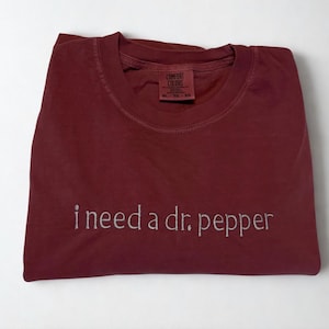 Graphic &#39;I Need a Dr. Pepper&#39;-shirt | Funny Soda Lover-T-shirt | Uniseks comfort-T-shirt | Dr. Pepper Addict-cadeau | T-shirt met cafeïnehumor
