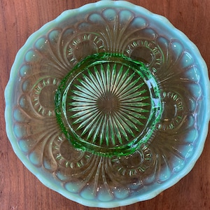 Plato de vidrio Jefferson &quot;Tokoyo&quot; con base verde opalescente y borde elevado