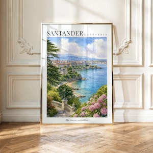 Pode incluir: Uma impressão de arte de parede vertical com uma pintura em aguarela da costa de Santander, na Cantábria. A cena retrata uma baía azul, o horizonte de uma cidade distante, árvores verdes e flores de hortênsia cor-de-rosa. Texto SANTANDER CANTABRIA.