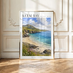 Puede incluir: Una lámina de arte mural vertical con un paisaje en acuarela de Keem Bay, County Mayo. La escena muestra una playa de arena, agua turquesa y colinas verdes bajo un cielo nublado. El texto dice KEEM BAY COUNTY MAYO y The travel collection.