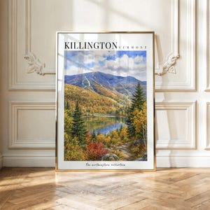 Könnte beinhalten: Ein gerahmter vertikaler Kunstdruck mit einer Landschaftsmalerei von Killington, Vermont. Die Szene zeigt einen Berg mit herbstlichem Laub, einen ruhigen See und Nadelbäume unter einem blauen, bewölkten Himmel. Der Text lautet KILLINGTON VERMONT.