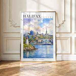 Può includere: Una stampa artistica da parete verticale con un dipinto ad acquerello dello skyline di Halifax, Canada. La scena raffigura un faro bianco su una costa rocciosa, acque portuali blu ed edifici cittadini sotto un cielo nuvoloso. Il testo recita HALIFAX CANADA.