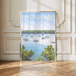 Pode incluir: Uma impressão de arte de parede emoldurada com uma vista panorâmica de Long Island, Nova Iorque, com o texto LONG ISLAND NEW YORK no topo. A imagem mostra vários veleiros e barcos a motor brancos em águas azuis calmas perto de uma costa verde.