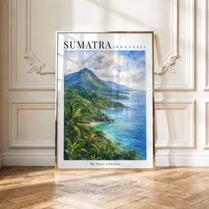 以下が含まれることがあります： スマトラ島インドネシアの水彩画風景を描いた縦長長方形のウォールアートプリント。緑豊かな山々の海岸線が曇り空の下で青い海と接している様子が描かれています。テキストには「SUMATRA INDONESIA」および「The travel collection」と記されています。