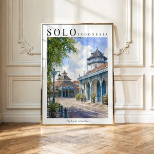 Può includere: Una stampa artistica verticale intitolata SOLO INDONESIA dalla The travel collection, che presenta un dipinto ad acquerello di una scena di strada con architettura tradizionale, strutture blu ornate, alberi verdi e un cielo limpido con nuvole bianche.