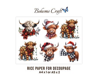 Op de afbeelding: Een vel rijstpapier voor decoupage met zes illustraties van Schotse hooglanders. De koeien zijn afgebeeld met feestelijke accessoires, waaronder rood-zwart geruite sjaals, kerstmutsen en kerstverlichting. De tekst luidt Boheme Craft.