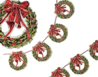Puede incluir: Una guirnalda festiva con coronas de acebo con lazos y bayas rojas. Las coronas son verdes con detalles rojos, ensartadas en una fina cuerda roja. Ideal para decoraciones navideñas.