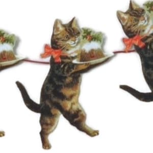 Könnte beinhalten: Eine Girlande mit drei Cartoon-Katzen, jede mit braun-schwarzem Fell, die jeweils einen Weihnachtspudding auf einem Teller tragen. Jede Katze hat eine rote Schleife und ist durch eine rote Schnur verbunden.