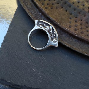 Handgjord Brutalistring i oxiderat silver – Abstrakta skulpturala smycken
