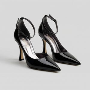 Peut inclure: Une paire d'escarpins noirs en cuir verni, &agrave; bout pointu et bride de cheville. Les talons aiguilles ont un int&eacute;rieur argent&eacute; m&eacute;tallique. La marque "Callipo" est visible sur la semelle int&eacute;rieure.