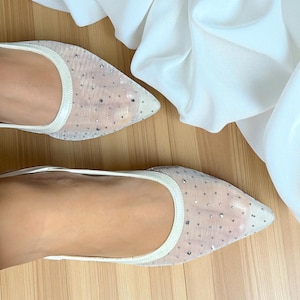 Elegante bruidsschoenen met parelgaas • Slingback-trouwschoenen met spitse neus • Doorzichtige tule platte schoenen met lage hak voor bruid • Comfortabel en chique cadeaubruid